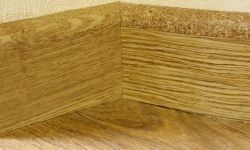 Пример углового монтажа деревянного плинтуса