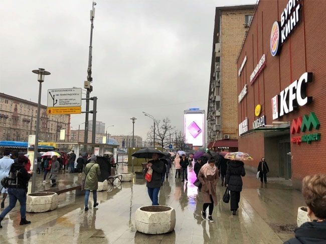 Выйдя на улицу, поверните направо и двигайтесь вперед по Ленинградскому проспекту до большого светового рекламного баннера