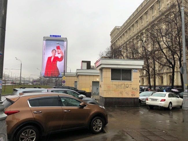 Выйдя из подземного перехода, продолжайте двигаться прямо