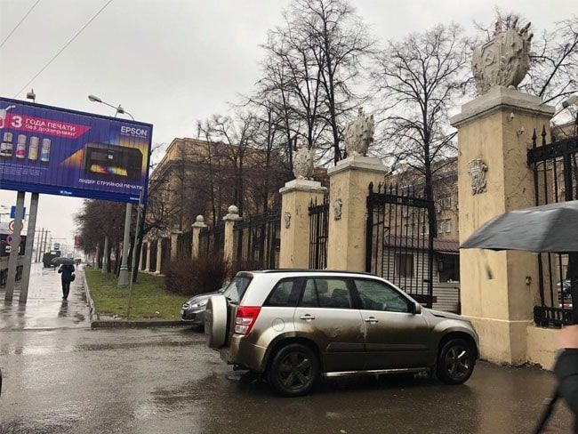 Через 200 метров по правой руке вы увидите въезд под шлагбаум (здесь заезжать на машине), в выходной день вход через парковку