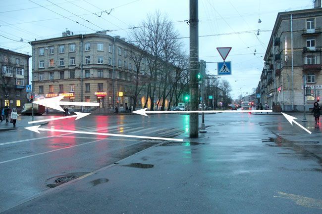 На перекрестке перейдите через дорогу 2 раза, по диагонали - «Канцелярская Мекка», далее по улице М.Говорова. 