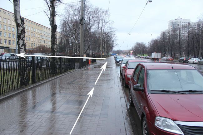 Сразу за автостоянкой поверните налево. 