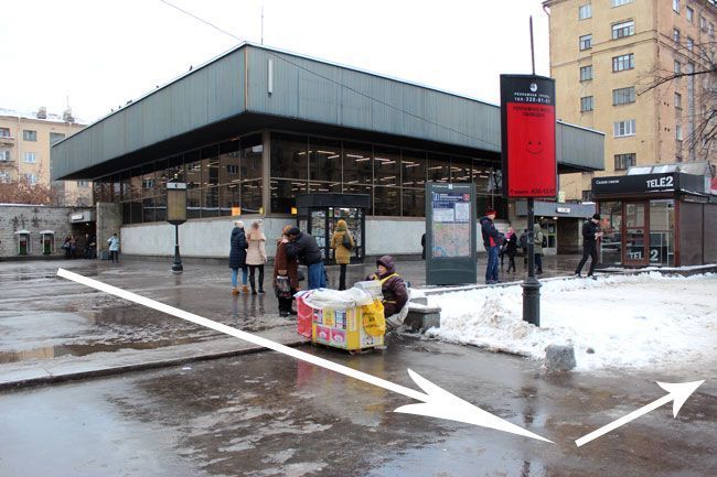 Выйдите из метро «Лесная» и поверните налево на ул. Кантемировскую. 