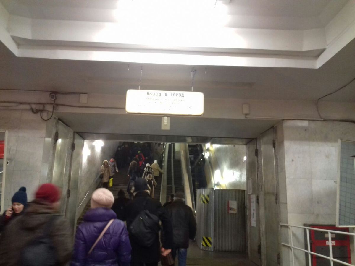 На станции метро «Каширская» воспользуйтесь выходом на ул. Маршала Шестопалова.