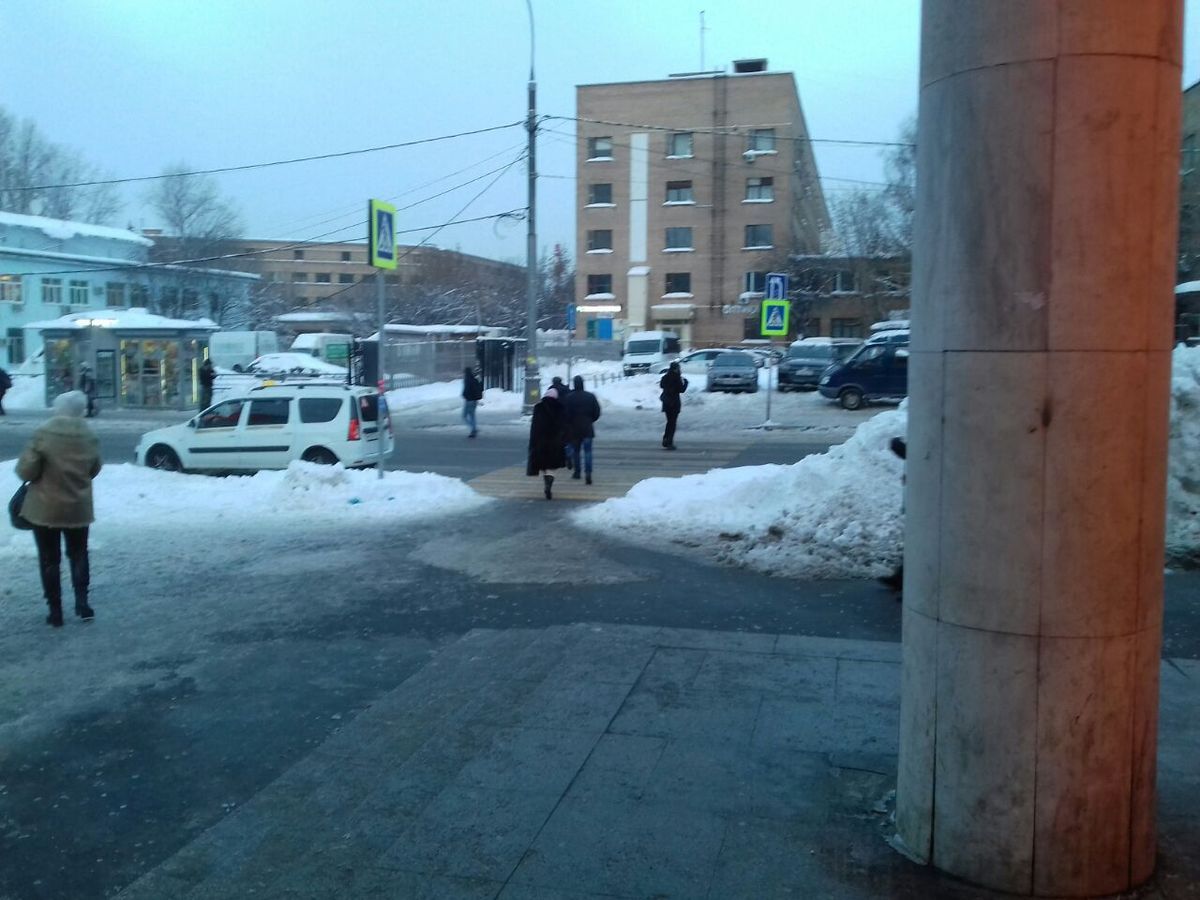 Выйдете из метро и двигайтесь в сторону улицы Москворечье.