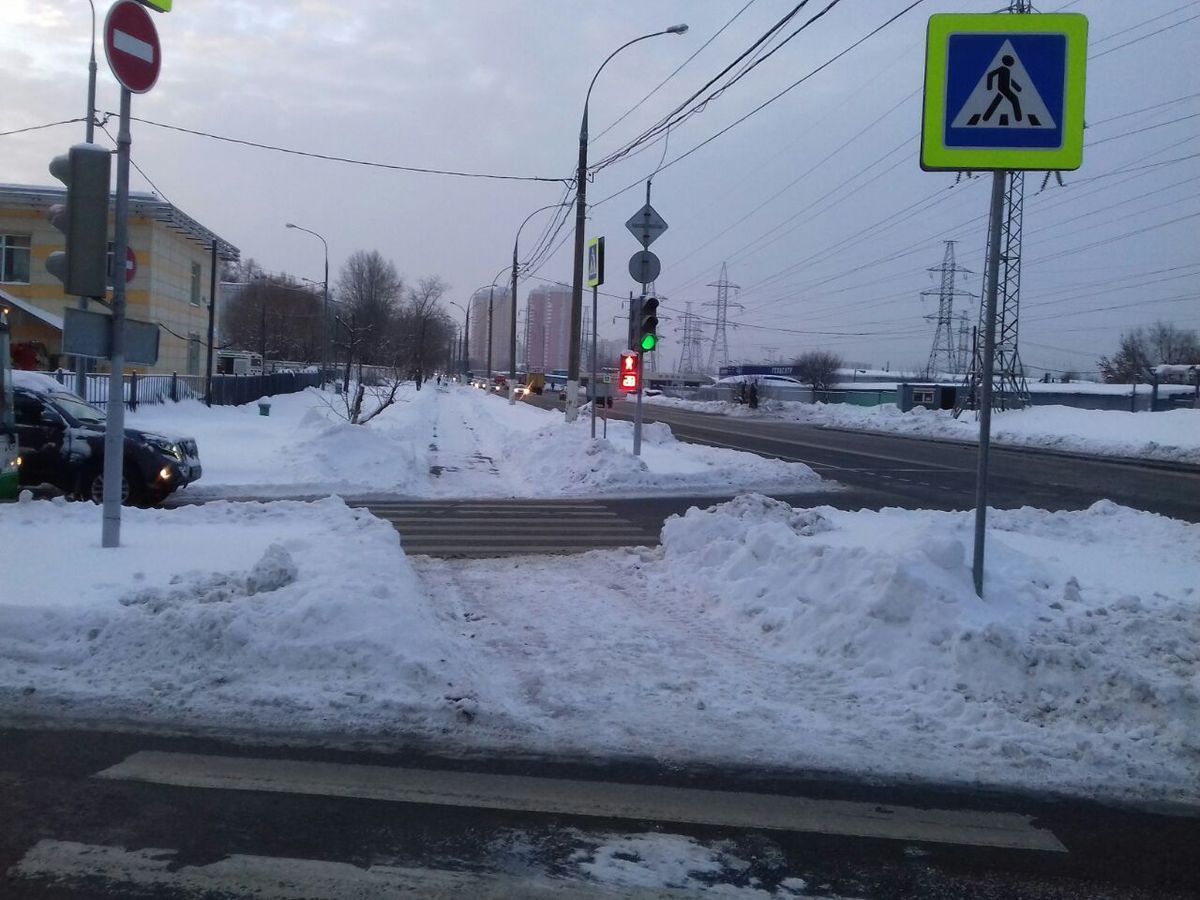 Двигайтесь по улице Москворечье в направлении высоток розового цвета.