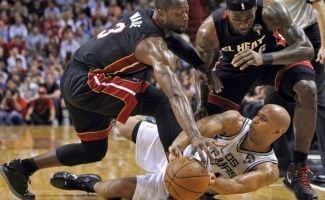 Падения спортсменов на паркете