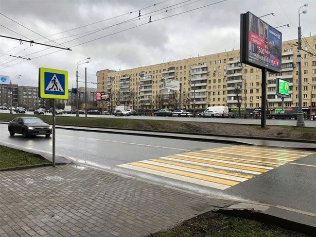 Перейдите через него и двигайтесь далее по Ленинградскому шоссе