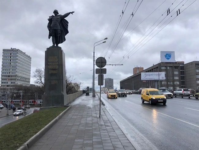 Далее двигайтесь по виадуку, МЦД останется под вами