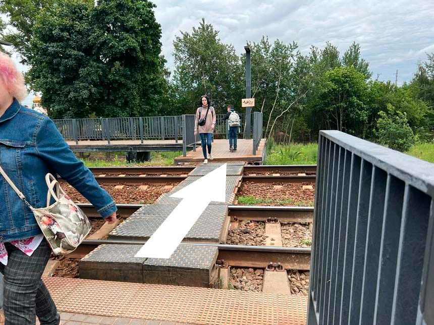 Если Вы ехали из центра Москвы, то перейдите на противоположную сторону станции